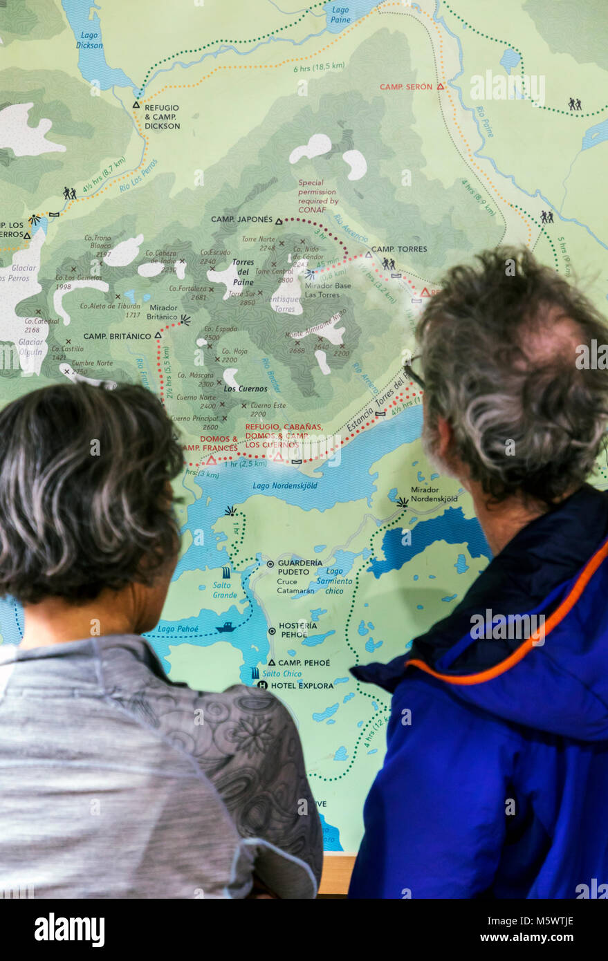 Trekker untersuchen Landkarte; Refugio El Chileno; Torres del Paine Nationalpark, Chile Stockfoto