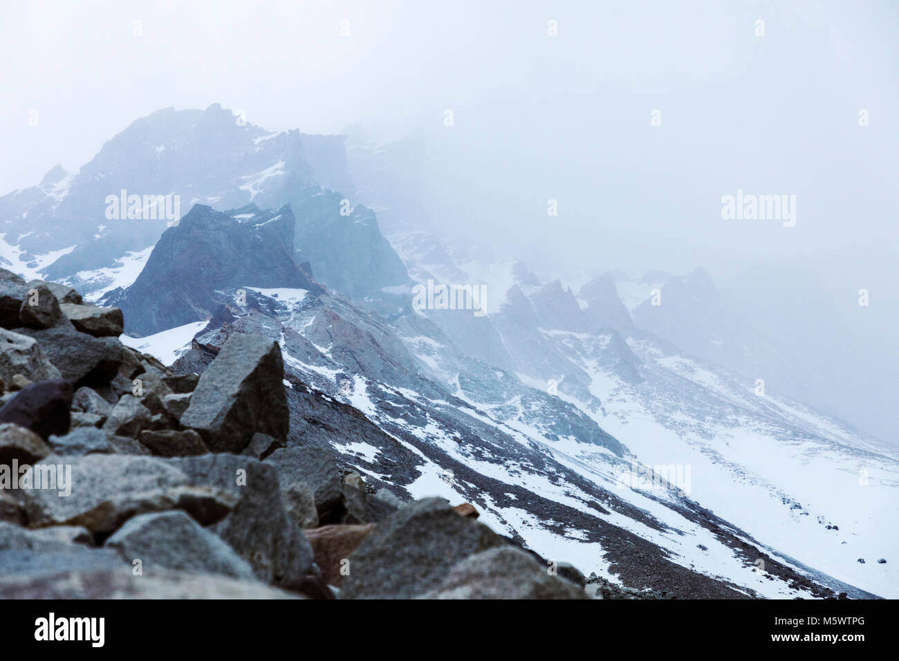 Schnee und Nebel Cordillera Paine; südlich von Torres del Paine Türme; Torres del Paine Nationalpark, Chile Stockfoto