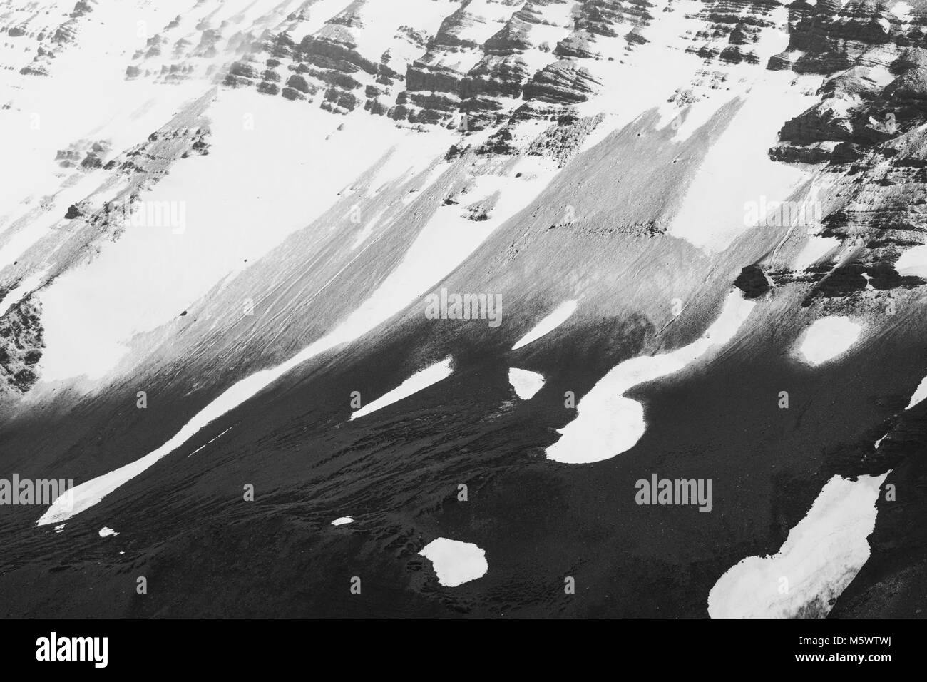 Schwarz-weiß-Ansicht von Schnee und Nebel Cordillera Paine; östlich von Torres del Paine Türme; Torres del Paine Nationalpark, Chile Stockfoto