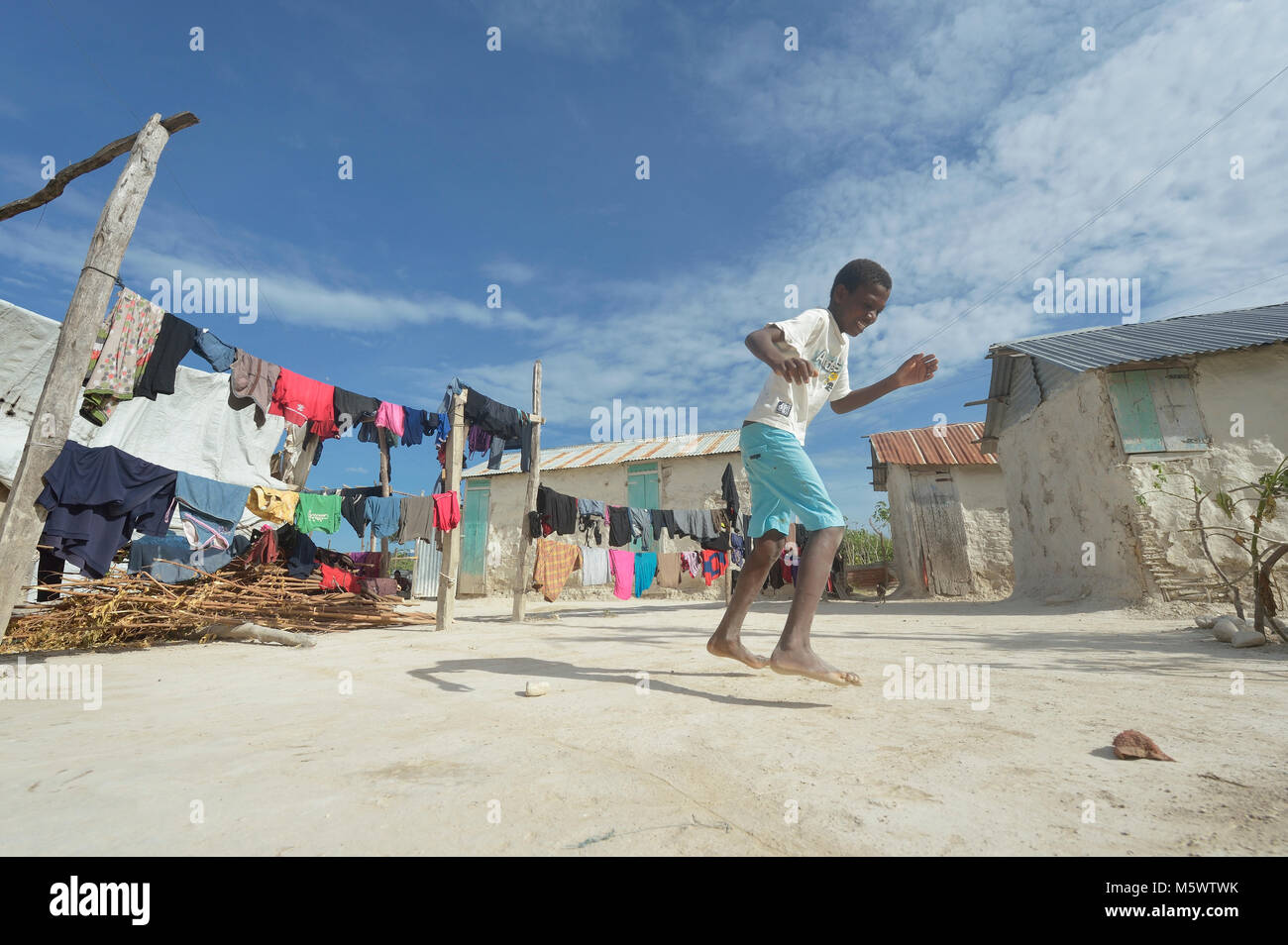 Ein Junge spielt Hopse in der haitianischen Gemeinschaft von Ganthier. Stockfoto