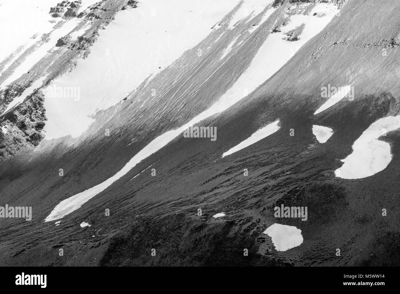 Schwarz-weiß-Ansicht von Schnee und Nebel Cordillera Paine; östlich von Torres del Paine Türme; Torres del Paine Nationalpark, Chile Stockfoto