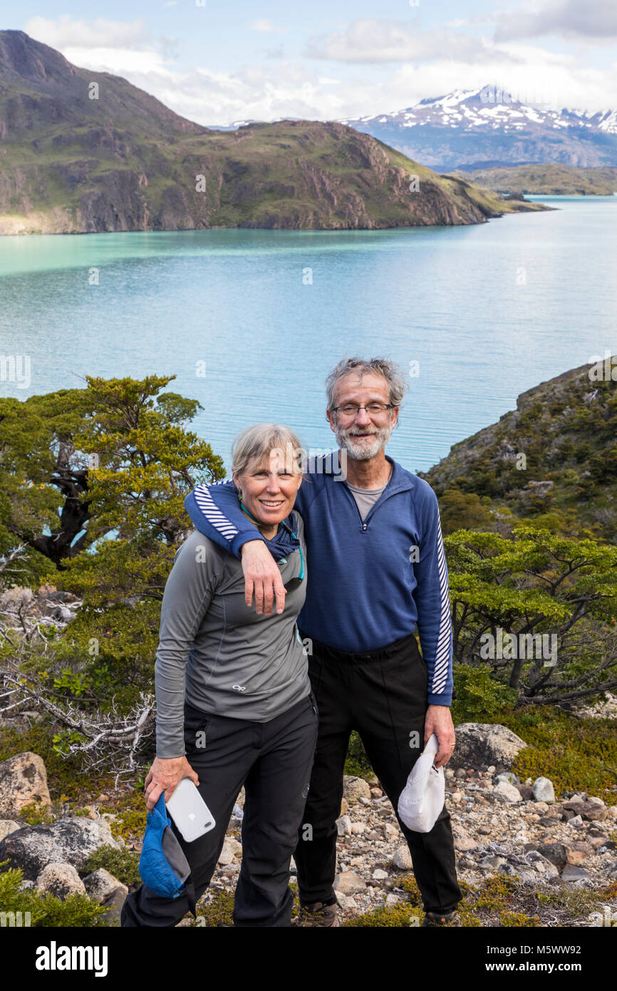 Ehepaar posieren für Fotografie; Lago Nordenskjold darüber hinaus; Torres del Paine Nationalpark, Chile Stockfoto