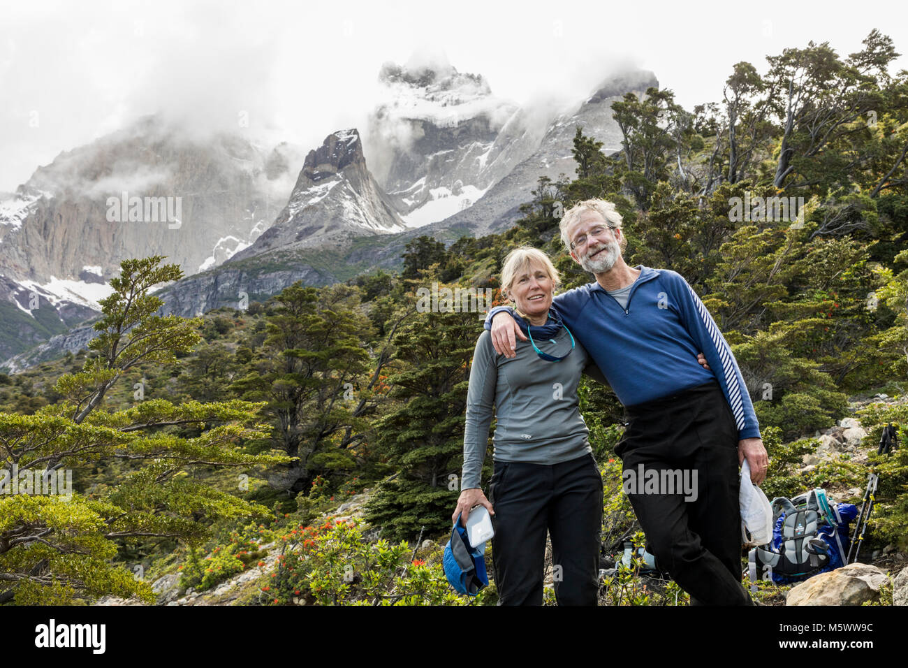Ehepaar posieren für Fotografie; Cordillera Paine darüber hinaus; Torres del Paine Nationalpark, Chile Stockfoto