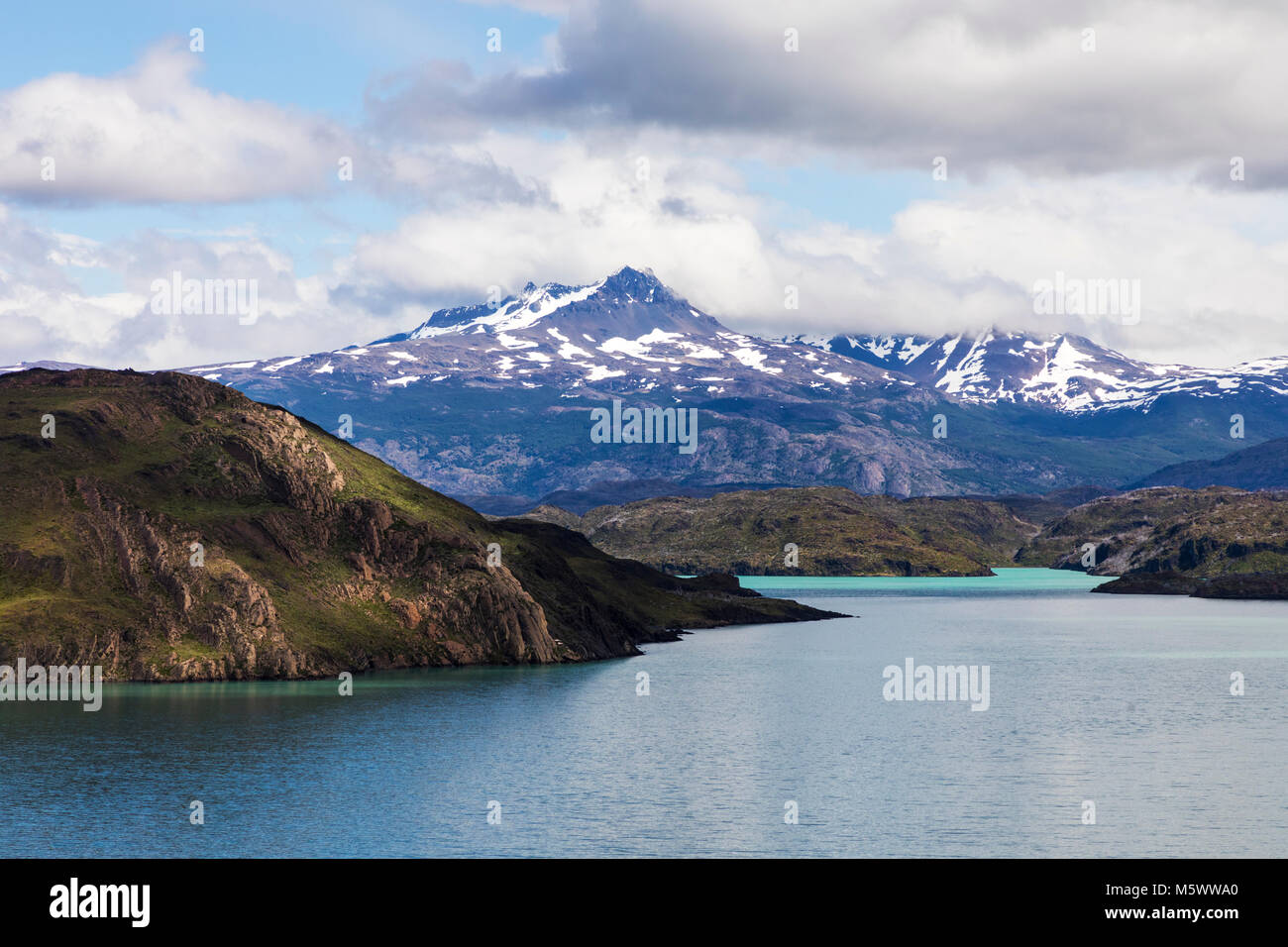 Lago Nordenskjold; Cordillera Paine darüber hinaus; Torres del Paine Nationalpark, Chile Stockfoto