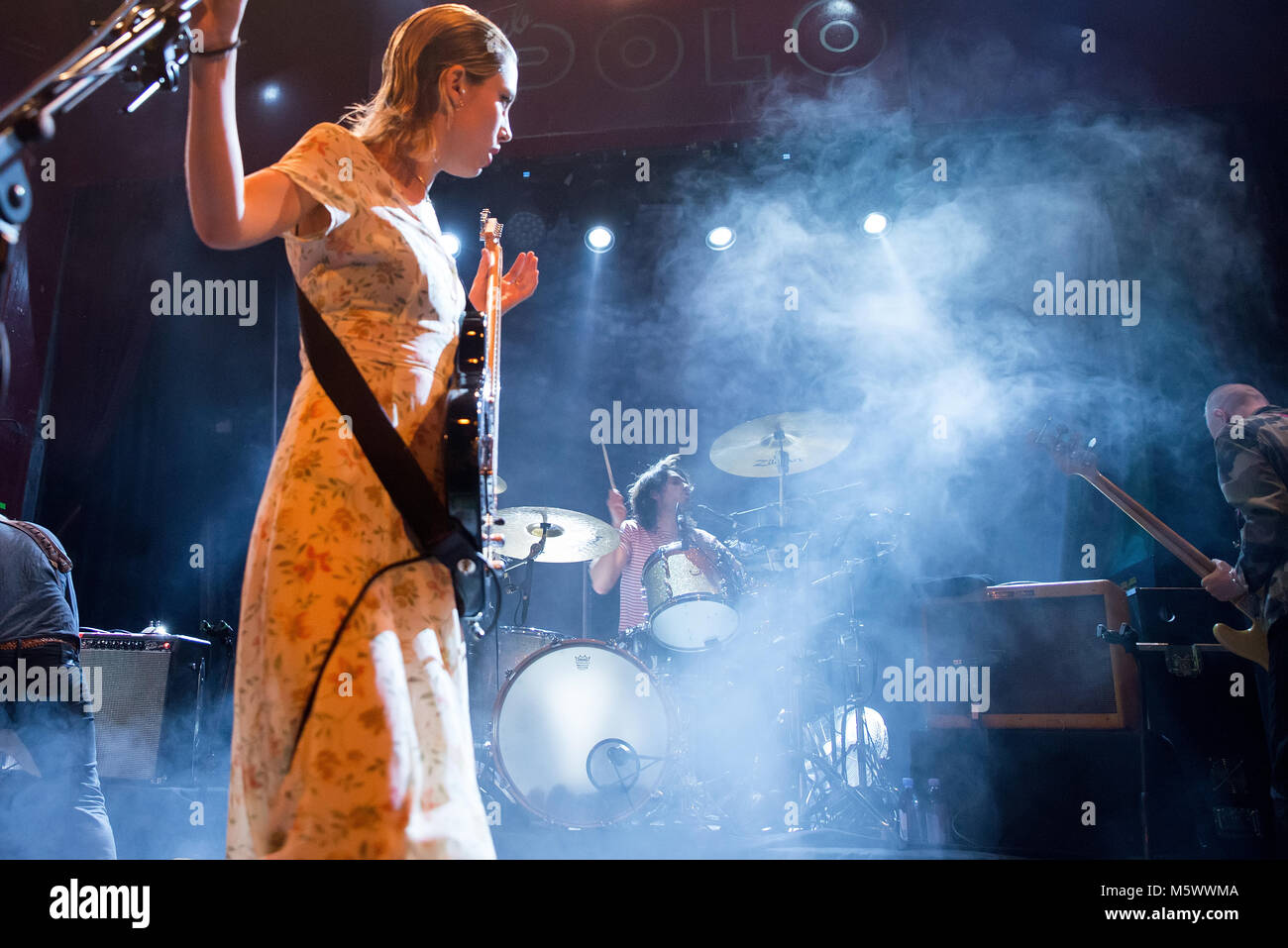 BARCELONA - JAN 5: Wolf Alice (indie rock music Band) führen Sie im Konzert an Apolo am 5. Januar in Barcelona, Spanien 2018 Veranstaltungsort. Stockfoto