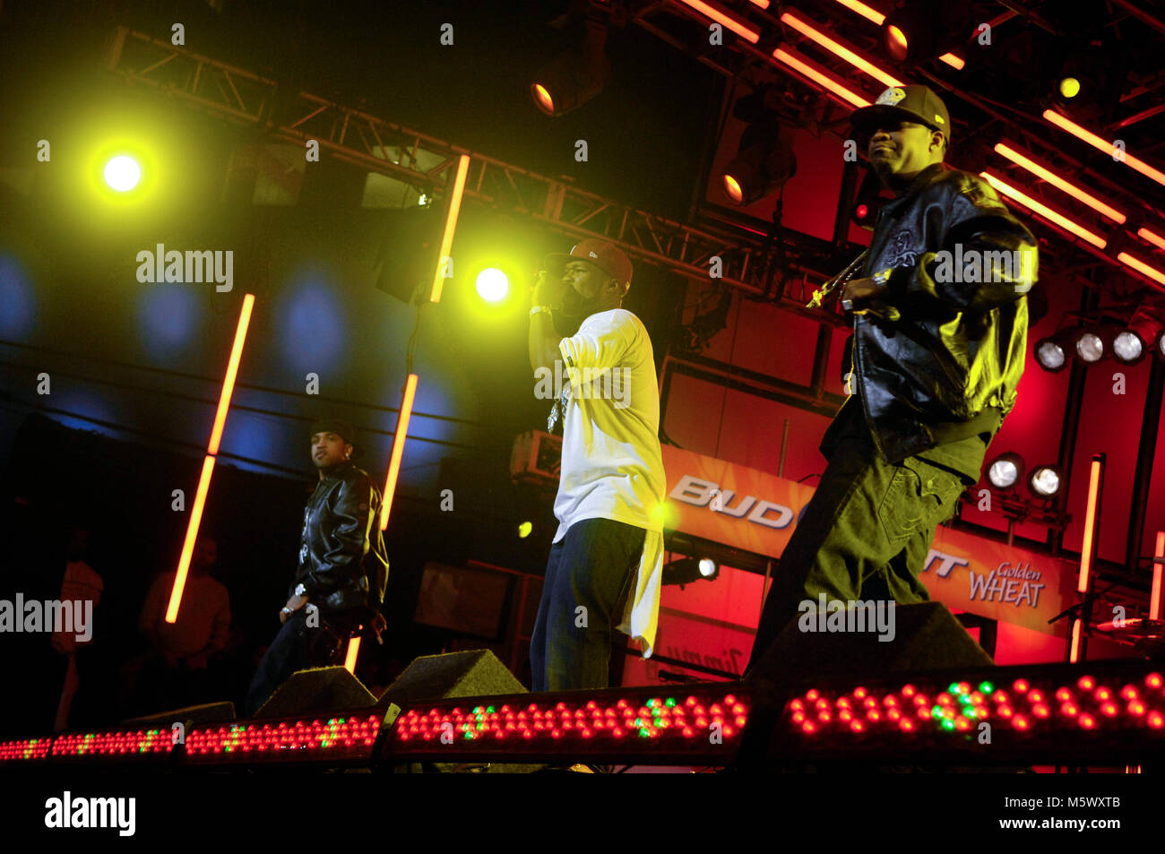 Tony Yayo, Curtis '50 Cent' Jackson (c) und Lloyd Banks von G-Unit führt auf Jimmy Kimmel am 18. November 2009 in Hollywood, Kalifornien. Stockfoto