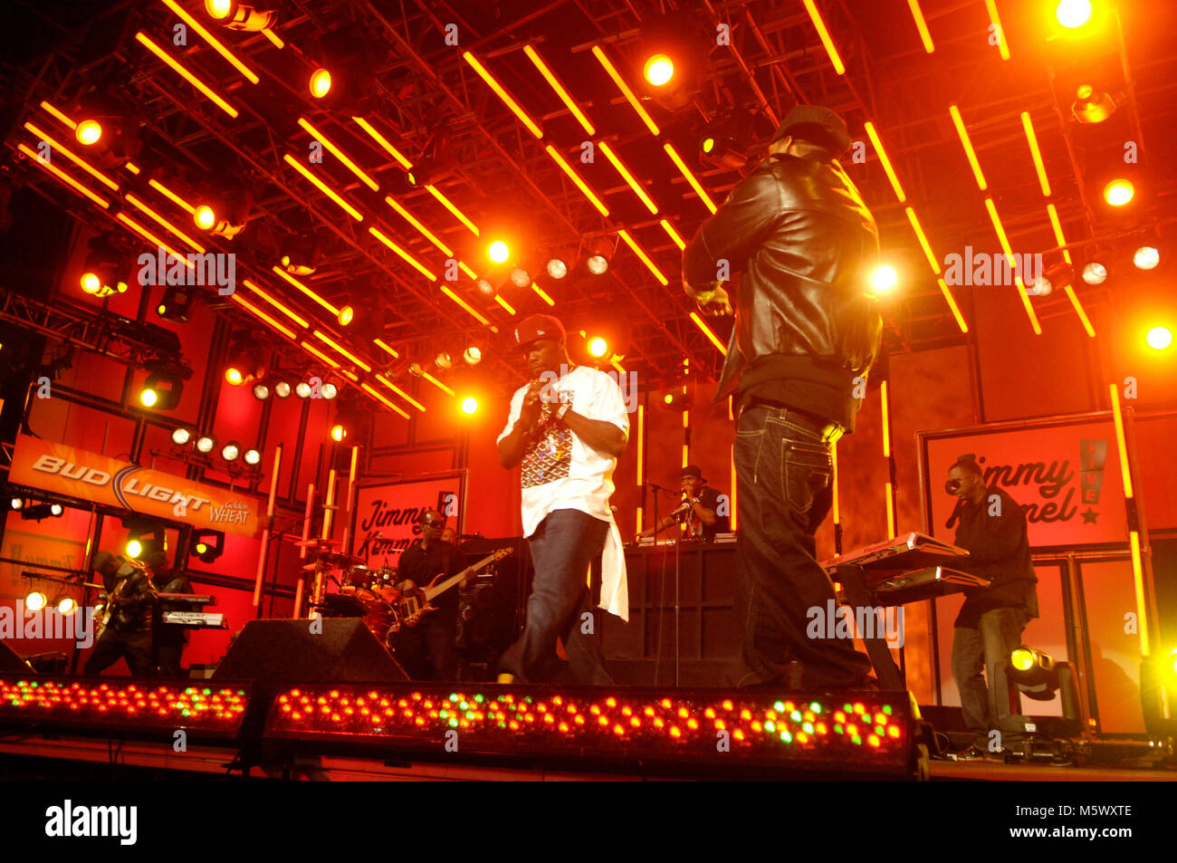 Curtis '50 Cent' Jackson (c) und Lloyd Banks von G-Unit führt auf Jimmy Kimmel am 18. November 2009 in Hollywood, Kalifornien. Stockfoto