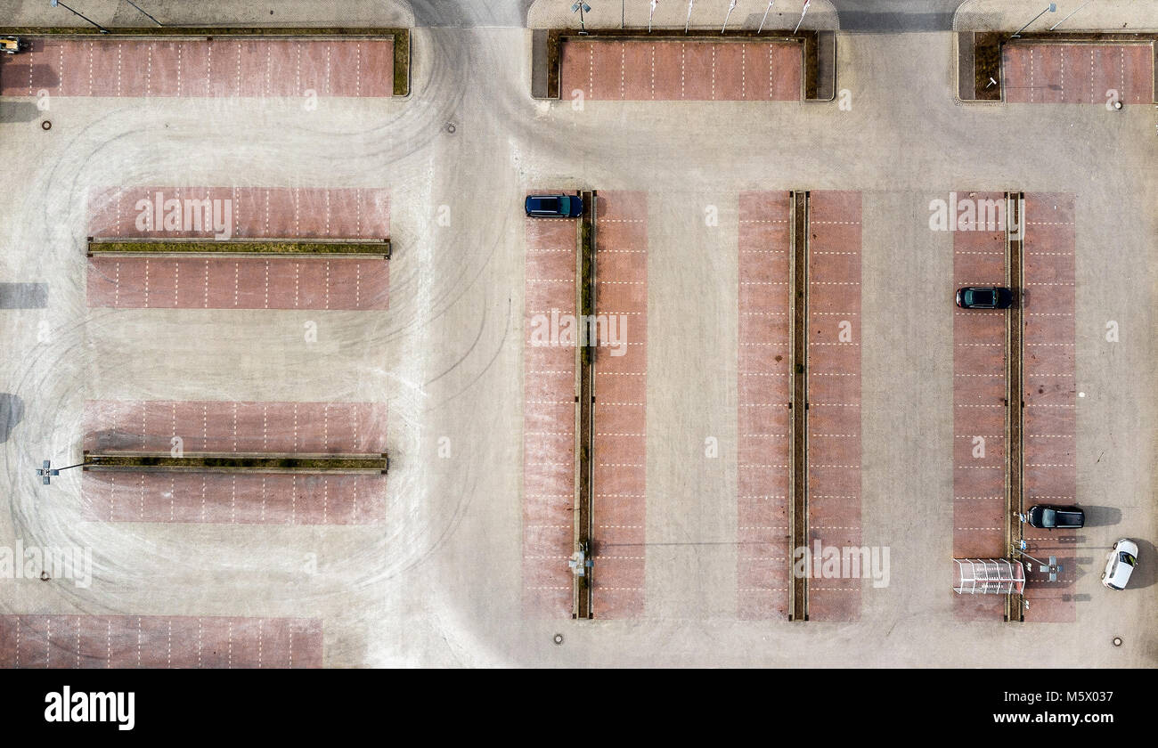 Vertikale Luftbild aus einem leeren Parkplatz eines Verbrauchermarktes, abstrakte Luftaufnahme, mit Drone gemacht Stockfoto