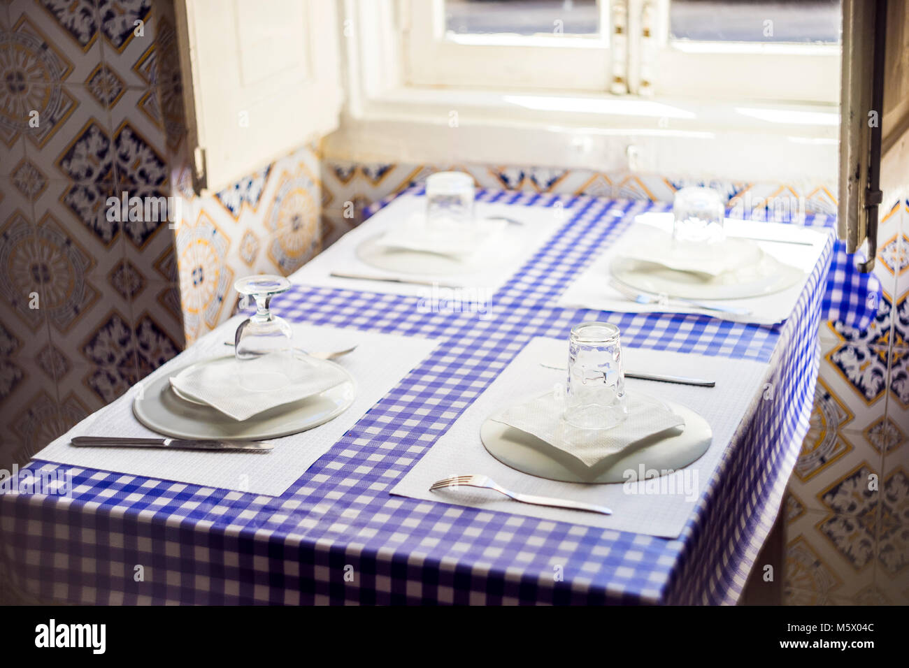 Tabelle in portugiesisches Restaurant mit traditionellen Fliesen bereit für vier Personen Stockfoto