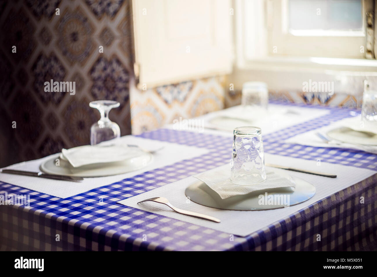 Tabelle in portugiesisches Restaurant mit traditionellen Fliesen bereit für vier Personen Stockfoto