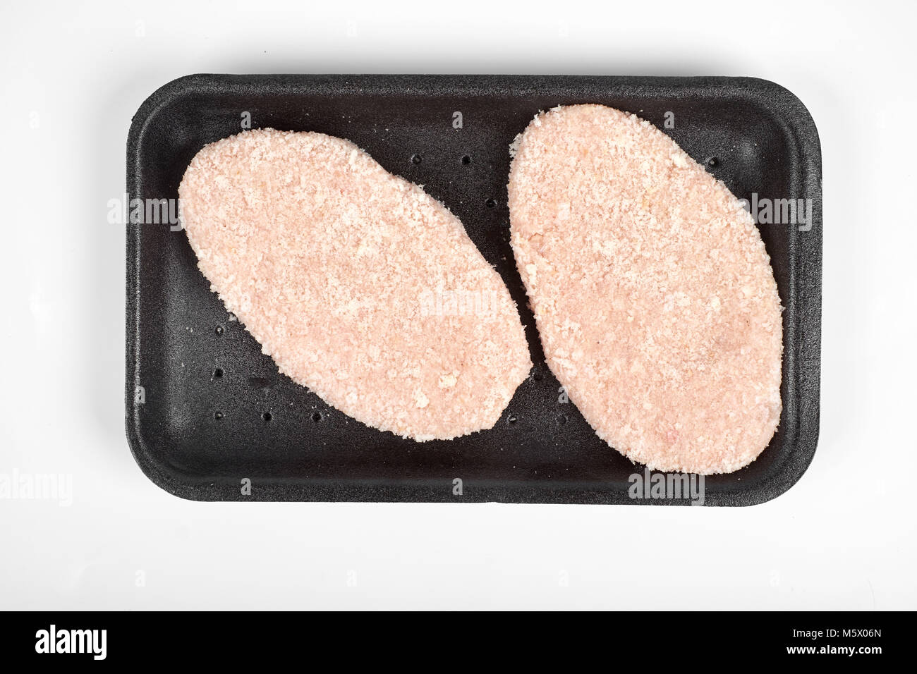 Rohes Hähnchen schnitzel im Paket. Auf einem weißen Hintergrund. Stockfoto