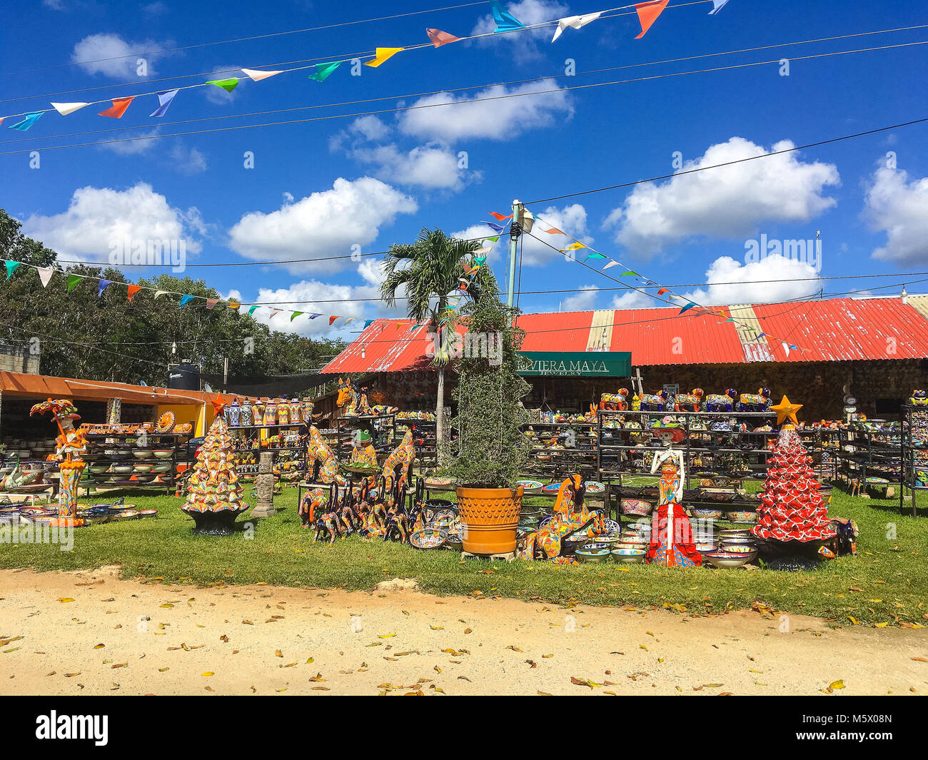 Coba, Mexiko - Februar 4,2018: Die lokale Bunte touristische Geschäft mit traditionellen mexikanischen Souvenirs. Stockfoto