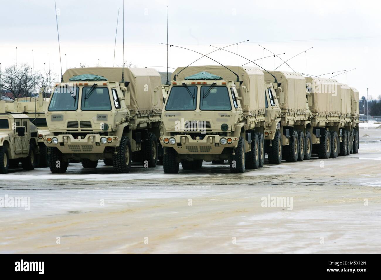 Militärische Ausrüstung der Armee finden Betrieb Cold Steel II verwendet werden soll, wird an einen Sammelpunkt am Fort McCoy, Wis., Jan. 22, 2018. Betrieb Cold Steel II ist der Armee finden Crew - Serviert Waffen Qualifizierung und Validierung ausüben, um sicherzustellen, dass America's Army Reserve Einheiten und Soldaten ausgebildet sind und bereit, auf kurze bereitstellen - Bekanntmachung als Teil bereit, Kraft X und überall in der Welt bekämpfen - bereit und tödlichen Feuerkraft zur Unterstützung der Armee und unsere gemeinsamen Partner bringen. (U.S. Armee finden Foto von Scott T. Sturkol, Public Affairs Office, Fort McCoy, Wis.) Stockfoto