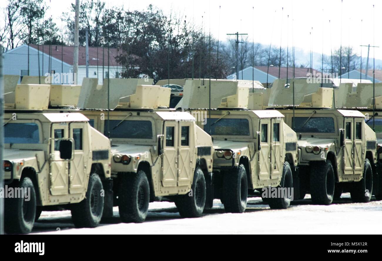 Militärische Ausrüstung der Armee finden Betrieb Cold Steel II verwendet werden soll, wird an einen Sammelpunkt am Fort McCoy, Wis., Jan. 21, 2018. Betrieb Cold Steel II ist der Armee finden Crew - Serviert Waffen Qualifizierung und Validierung ausüben, um sicherzustellen, dass America's Army Reserve Einheiten und Soldaten ausgebildet sind und bereit, auf kurze bereitstellen - Bekanntmachung als Teil bereit, Kraft X und überall in der Welt bekämpfen - bereit und tödlichen Feuerkraft zur Unterstützung der Armee und unsere gemeinsamen Partner bringen. (U.S. Armee finden Foto von Scott T. Sturkol, Public Affairs Office, Fort McCoy, Wis.) Stockfoto