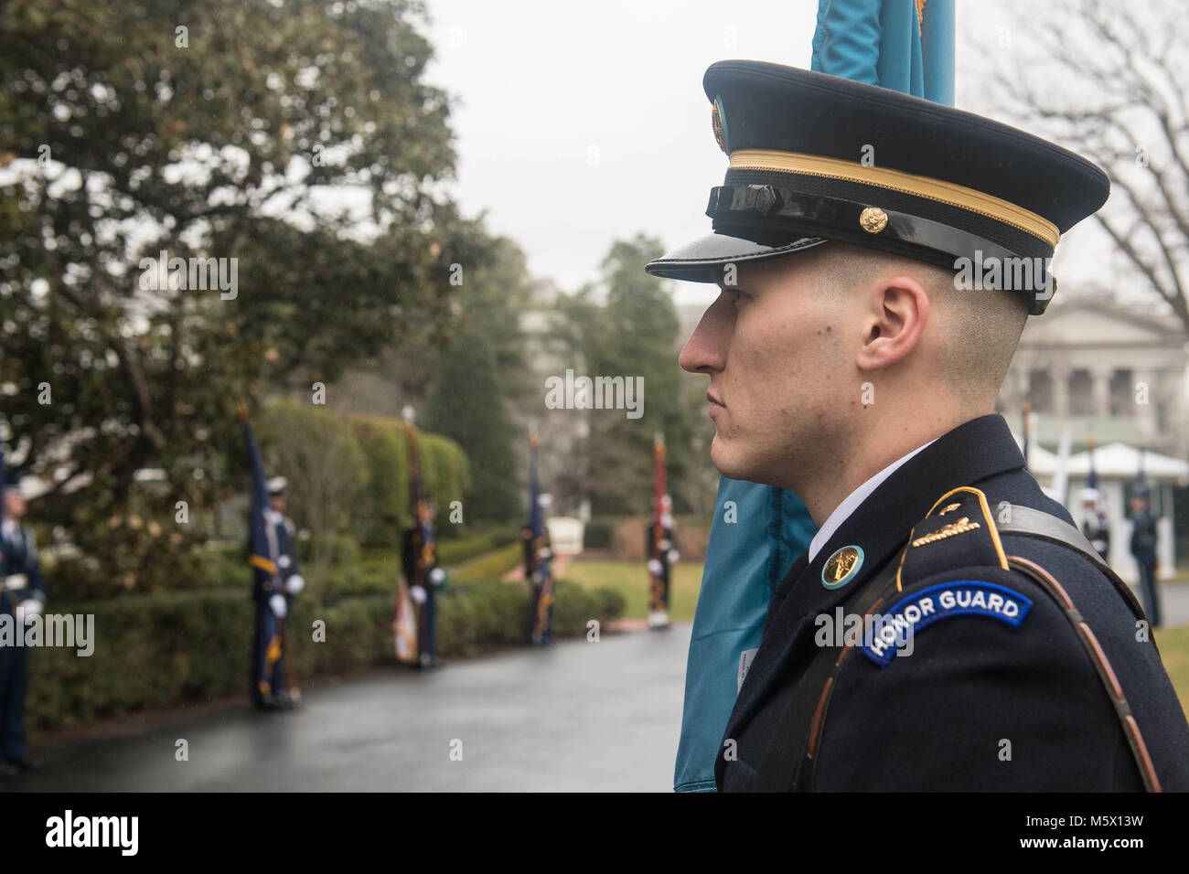 Ein US-Soldat nimmt an einem bewaffneten Kräfte die volle Ehre Cordon zu Ehren der Premierminister von Australien im Weißen Haus in Washington, D.C., Jan. 23, 2018. (U.S. Armee Foto von Zane Ecklund). Stockfoto