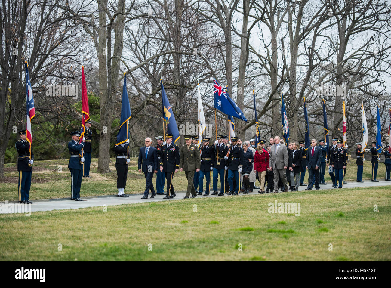 (Vordere Reihe) der australische Premierminister Malcolm Turnbull (links) begleitet wird von Generalmajor Michael Howard (Mitte), Kommandierender General, Joint Force Headquarters - National Capital Region und US Army Military District von Washington; und Vorsitzende des Generalstabs, General Joseph Dunford (rechts), während eines bewaffneten Kräfte die volle ehrt Wreath-Laying Zeremonie auf dem Arlington National Cemetery, Arlington, Virginia, Feb 22, 2018. Turnbull mit Arlington National Cemetery Senior Leadership, das Denkmal Amphitheater Anzeige Zimmer tourte, und legte einen Kranz am Grabmal des Unbekannten Soldaten als Stockfoto