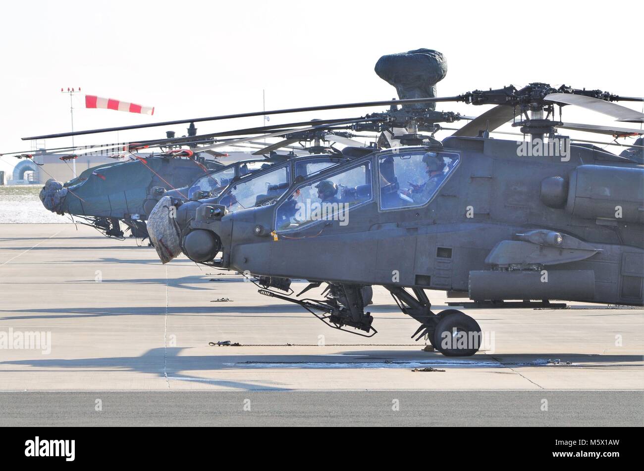 Us-Soldaten mit der 1 Bataillon, 3 Aviation Regiment (Attack Reconnaissance), 12 Combat Aviation Brigade, die Durchführung von routinemäßigen Wartung auf einem AH-64 Apache Helikopter am 13.02.23, 2018, am Katterbach Army Airfield in Ansbach, Bayern, Deutschland. (U.S. Armee Foto von Charles Rosemond) Stockfoto