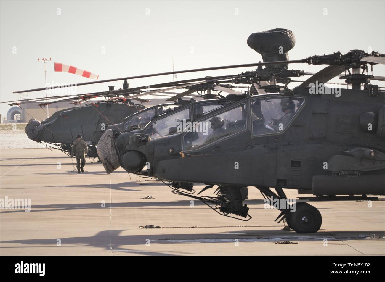 Us-Soldaten mit der 1 Bataillon, 3 Aviation Regiment (Attack Reconnaissance), 12 Combat Aviation Brigade, die Durchführung von routinemäßigen Wartung auf einem AH-64 Apache Helikopter am 13.02.23, 2018, am Katterbach Army Airfield in Ansbach, Bayern, Deutschland. (U.S. Armee Foto von Charles Rosemond) Stockfoto