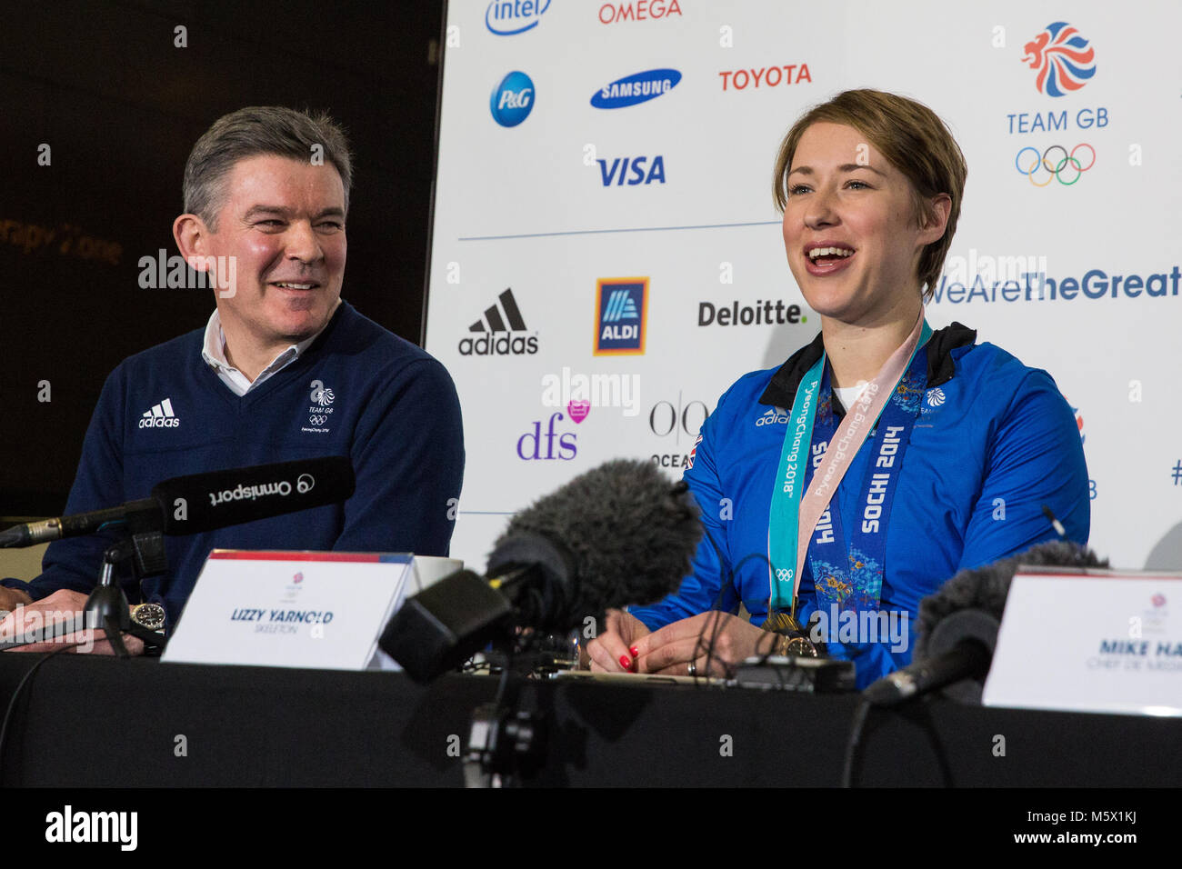 London, Großbritannien. 26. Februar, 2018. Goldmedaille Lizzy Yarnold Adressen einer Pressekonferenz nach der Begrüßung Team GB der Pyeongchang 2018 Olympischen Winterspiele am Londoner Flughafen Heathrow. Credit: Mark Kerrison/Alamy leben Nachrichten Stockfoto