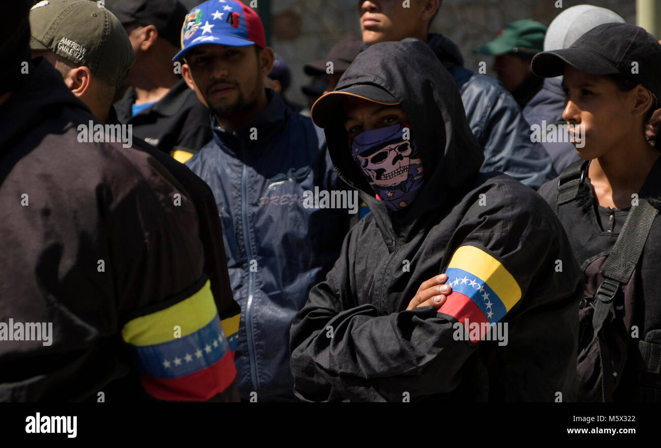 26. Februar 2018, Venezuela, Caracas: Zahlreiche vermummte Demonstranten nehmen Partei an einer Kundgebung zur Unterstützung der venezolanischen Regierung. Die Rallye wurde durch die paramilitärische Gruppe "Bolivianischen Block - Volksarmee" bekannt gegeben. Ein paar Tage zuvor hatte die Regierung mobilisiert rund eine Millionen Soldaten und cilisits Für eine große Übung gegen eine 'imperealistic Bedrohung" nach eigener Aussage. Venezuelas Präsident Maduro will sich bei der Wahl im April zu bestätigen, bis 2025. Aber die Gegner der Regierung, zahlreiche Staaten und internationale Organisationen befürchten, dass die Wahl nicht statt. Stockfoto