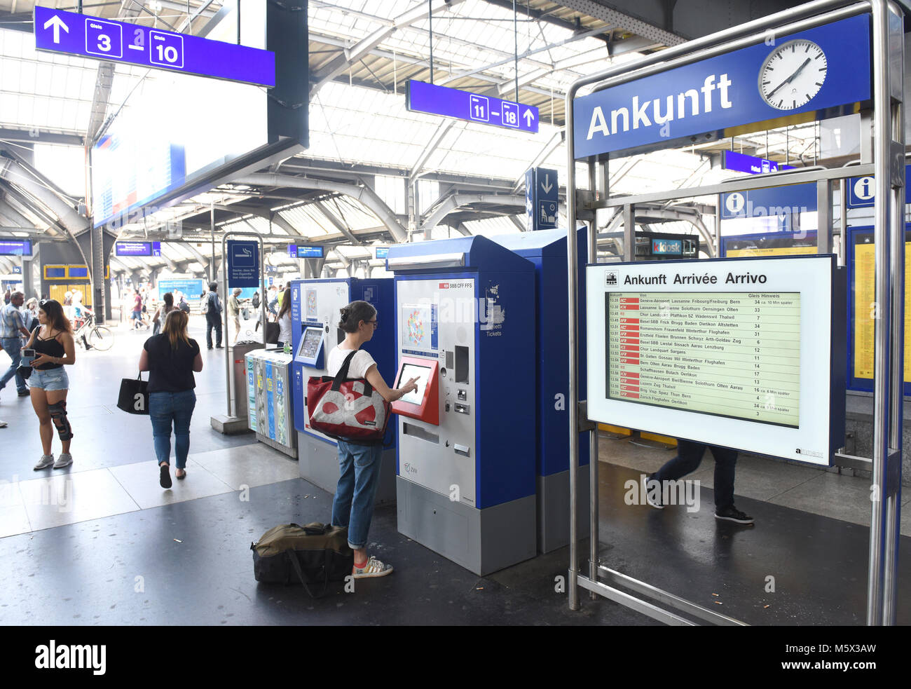Zürich, Schweiz - Juni 03, 2017: Ticket automatisiert und Abfahrtstafeln in der Halle des Zürcher Hauptbahnhofs. Stockfoto