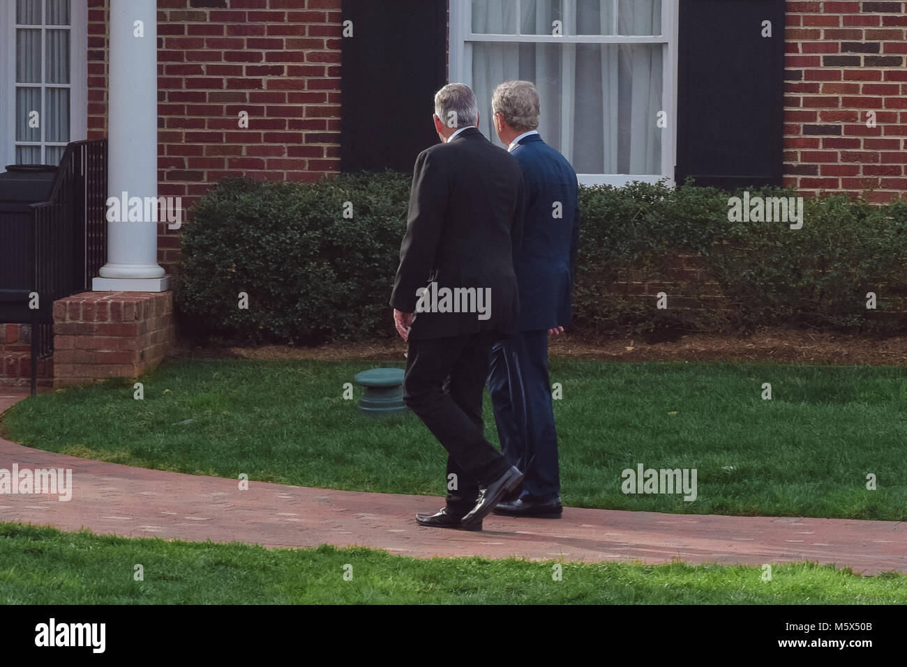 Charlotte, NC, USA. 26. Februar, 2018. Franklin Graham & Frau Jane Grüßen Präsident George W. Bush und Laura Bush außerhalb des Billy Graham Library. Franklin Graham ist der Sohn von Billy Graham, der im Alter von 99 am 21. Februar 2018 starb. Credit: Schloss Bilder/Alamy Leben Nachrichten. Stockfoto