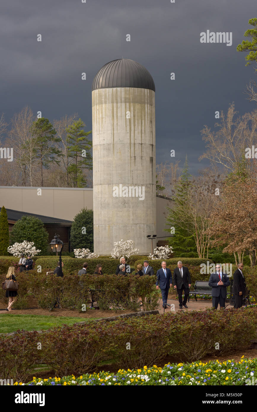 Charlotte, NC, USA. 26. Februar, 2018. Franklin Graham & Frau Jane Grüßen Präsident George W. Bush und Laura Bush außerhalb des Billy Graham Library. Franklin Graham ist der Sohn von Billy Graham, der im Alter von 99 am 21. Februar 2018 starb. Credit: Schloss Bilder/Alamy Leben Nachrichten. Stockfoto