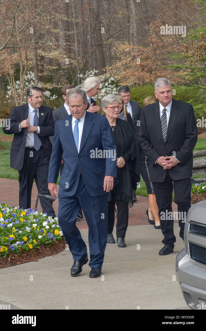 Charlotte, NC, USA. 26. Februar, 2018. Franklin Graham & Frau Jane Grüßen Präsident George W. Bush und Laura Bush außerhalb des Billy Graham Library. Franklin Graham ist der Sohn von Billy Graham, der im Alter von 99 am 21. Februar 2018 starb. Credit: Schloss Bilder/Alamy Leben Nachrichten. Stockfoto