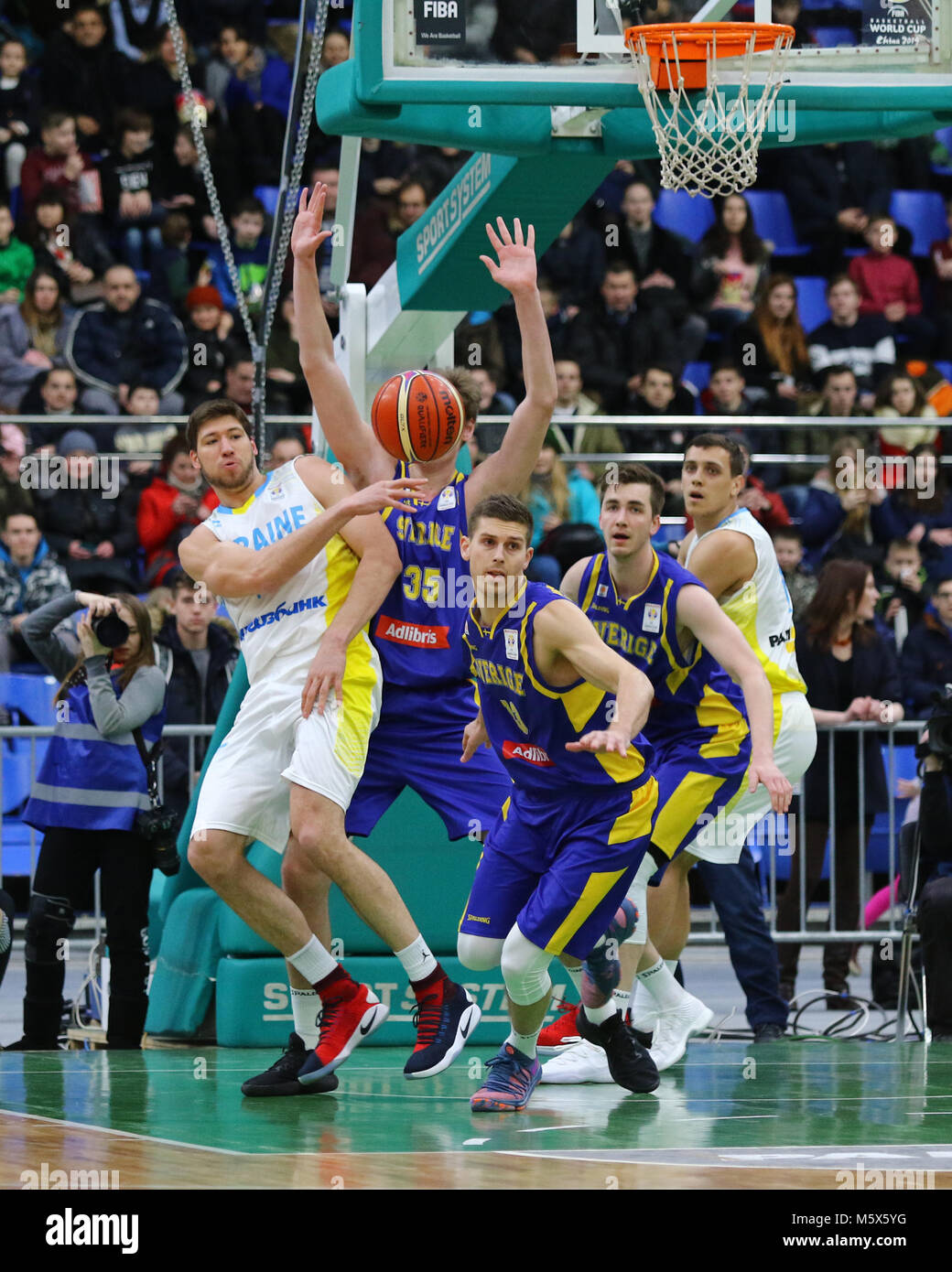 Kiew, Ukraine. 26. Februar 2018. FIBA Wm 2019 Europäische Qualifier Spiel der Ukraine (in Weiß) v Schweden (Blau) Palast der Sport in Kiew. Die Ukraine gewann 77-66. Credit: Oleksandr Prykhodko/Alamy leben Nachrichten Stockfoto