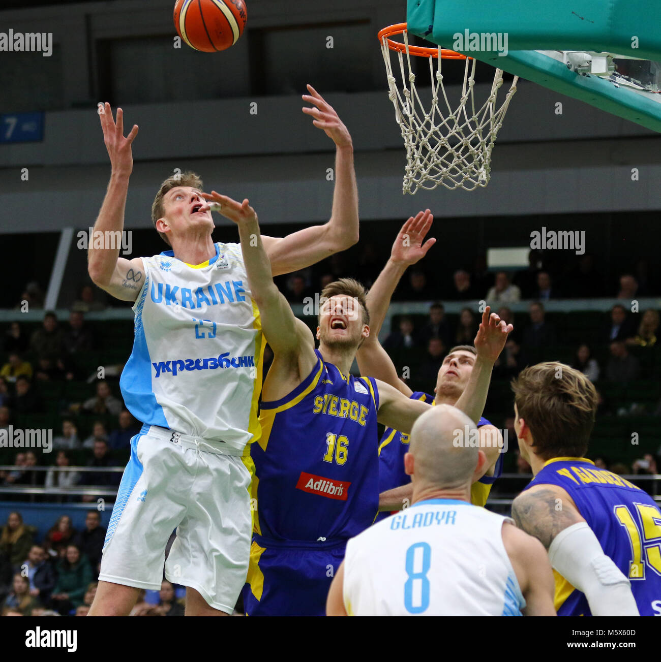 Kiew, Ukraine. 26. Februar 2018. Ukrainisch (in Weiß) und der Schwedische Spieler kämpfen für eine Kugel während der FIBA Weltmeisterschaft 2019 Europäische Qualifier Spiel am Palast der Sport in Kiew. Die Ukraine gewann 77-66. Credit: Oleksandr Prykhodko/Alamy leben Nachrichten Stockfoto