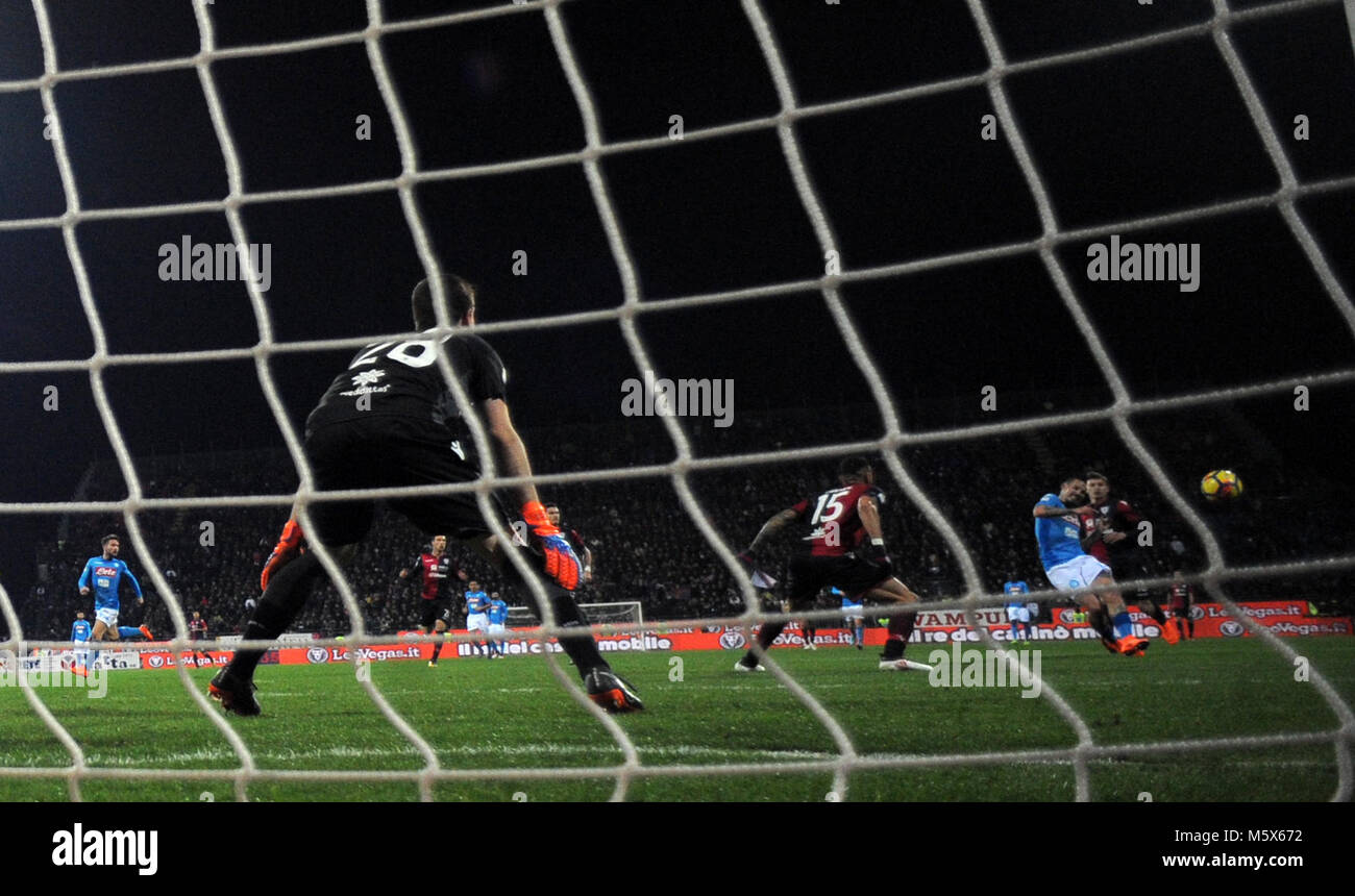 Cagliari, Italien. 26 Feb, 2018. Napoli ist Marek Hamsik (R) schießt ein Tor während einer Serie ein Fußballspiel zwischen Cagliari und Neapel in Cagliari, Italien, Februar 26, 2018. Napoli gewann 5-0. Credit: Alberto Lingria/Xinhua/Alamy leben Nachrichten Stockfoto