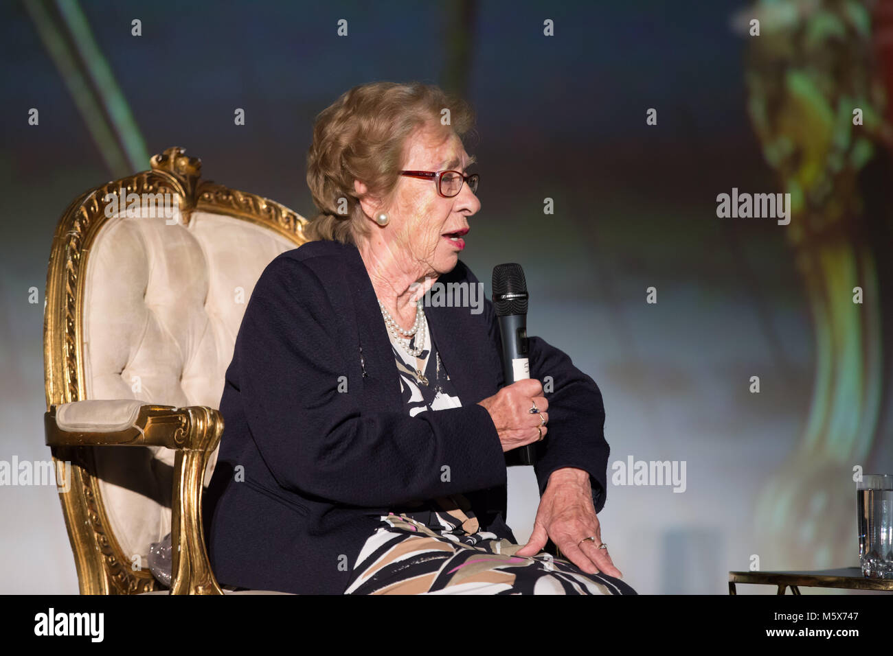 Los Angeles, USA. 25 Feb, 2018. Eva Schloss, Holocaust überlebender, schritt Anne Frank's Schwester besucht historische Abend mit Anne Frank Schritt Schwester-Eva Schloss am Los Angeles Theater am 25. Februar 2018 in Los Angeles, Kalifornien: Das Foto Access/Alamy leben Nachrichten Stockfoto