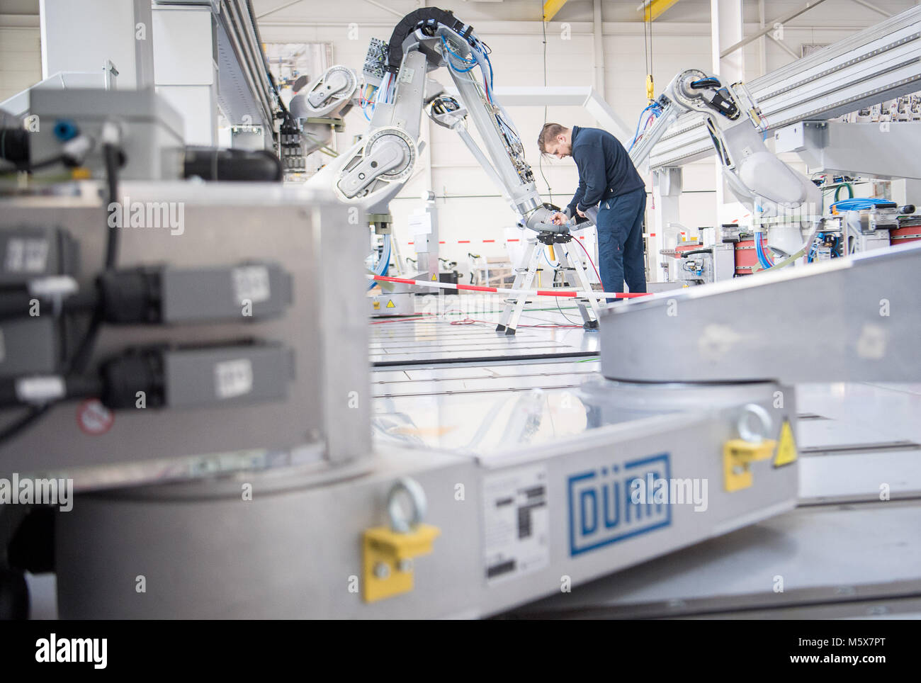 26. Februar 2018, Deutschland, Bietigheim-Bissingen: Ein Mitarbeiter test Lackierroboter. Am 28. Februar die Jahrespressekonferenz der Dürr AG statt. Foto: Sebastian Gollnow/dpa Stockfoto