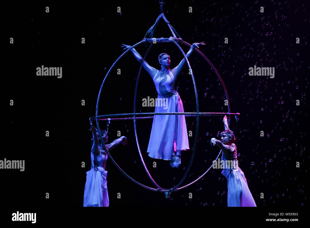 Guangzhou, Guangzhou, China. 26 Feb, 2018. Guangzhou, China -26. Februar 2018: Die Leistung der Chimelong Internationale Zirkus in Guangzhou, Provinz Guangdong im Süden Chinas. Chimelong International Circus ist in Guangzhou Chimelong Tourist Resort, ein "AAAAA" malerische Resort entfernt. Es verfügt über den ersten echten, leben Zirkus Arena. Zig Millionen investiert hatte den extravagant und anspruchsvolle Etappe arbeitet, und Hunderte von Millionen investiert weltweit der grösste Zirkus Arena, die fast 8.000 Zuschauer Platz finden zu konstruieren, zu erstellen. Die Besten der Welt der Bühne und Stockfoto