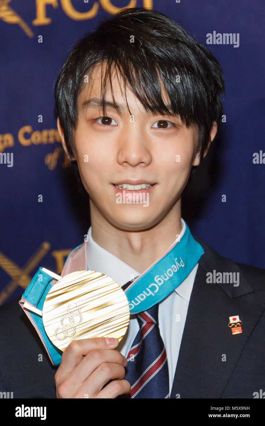 Tokio, Japan. 27 Feb, 2018. Abbildung Skater Yuzuru Hanyu, der die Männer Eiskunstlauf Gold für Japan im Jahr 2018 PyeongChang Winter-olympischen Spiele gewonnen hat, nimmt an einer Pressekonferenz an der ausländischen Korrespondenten "Club für Japan am 27. Februar 2018, Tokio, Japan. Der äußerst beliebten Doppel Olympiasieger zurück von PyeongChang gestern zusammen mit seinen olympischen Mannschaftskameraden. Hanyu hatte eine Verletzung 4 Monate vor den Spielen, die ihn vom Training und von konkurrierenden verhindert aber kehrte der ersten Männer zu werden, eiskunstläuferin ein olympisches Gold in 66 Jahren zu verteidigen. Credit: Rodrigo Reyes Marin/AFL Stockfoto