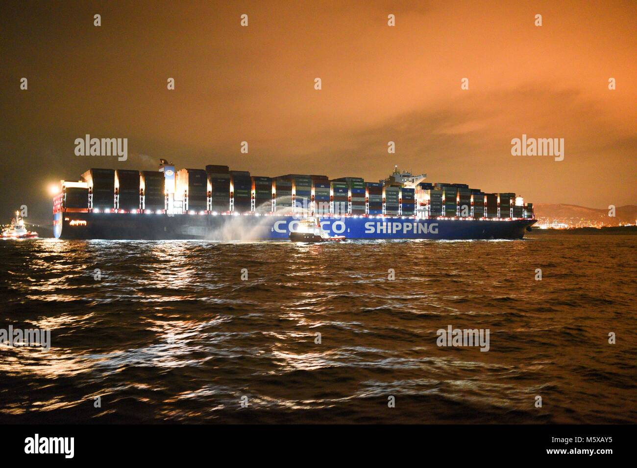 Der Hafen von Piräus. 27 Feb, 2018. China COSCO Versand Taurus in Piräus, Griechenland, Jan. 26, 2018. Der Hafen von Piräus, dem größten Hafen Griechenlands, in eine neue Ära der Behandlung 20.000 plus Twenty-foot Equivalent Unit (TEU) Schiffe, die auf Montag, wenn China COSCO Versand Taurus giga Containerschiff, einer der weltweit größten, hier angedockt. Die 400 m der Stier ist das größte Schiff zu Liegeplatz am Hafen Piräus Container Terminal (PCT), ein neues Kapitel in der Geschichte des Hafens. Quelle: Xinhua/Alamy leben Nachrichten Stockfoto