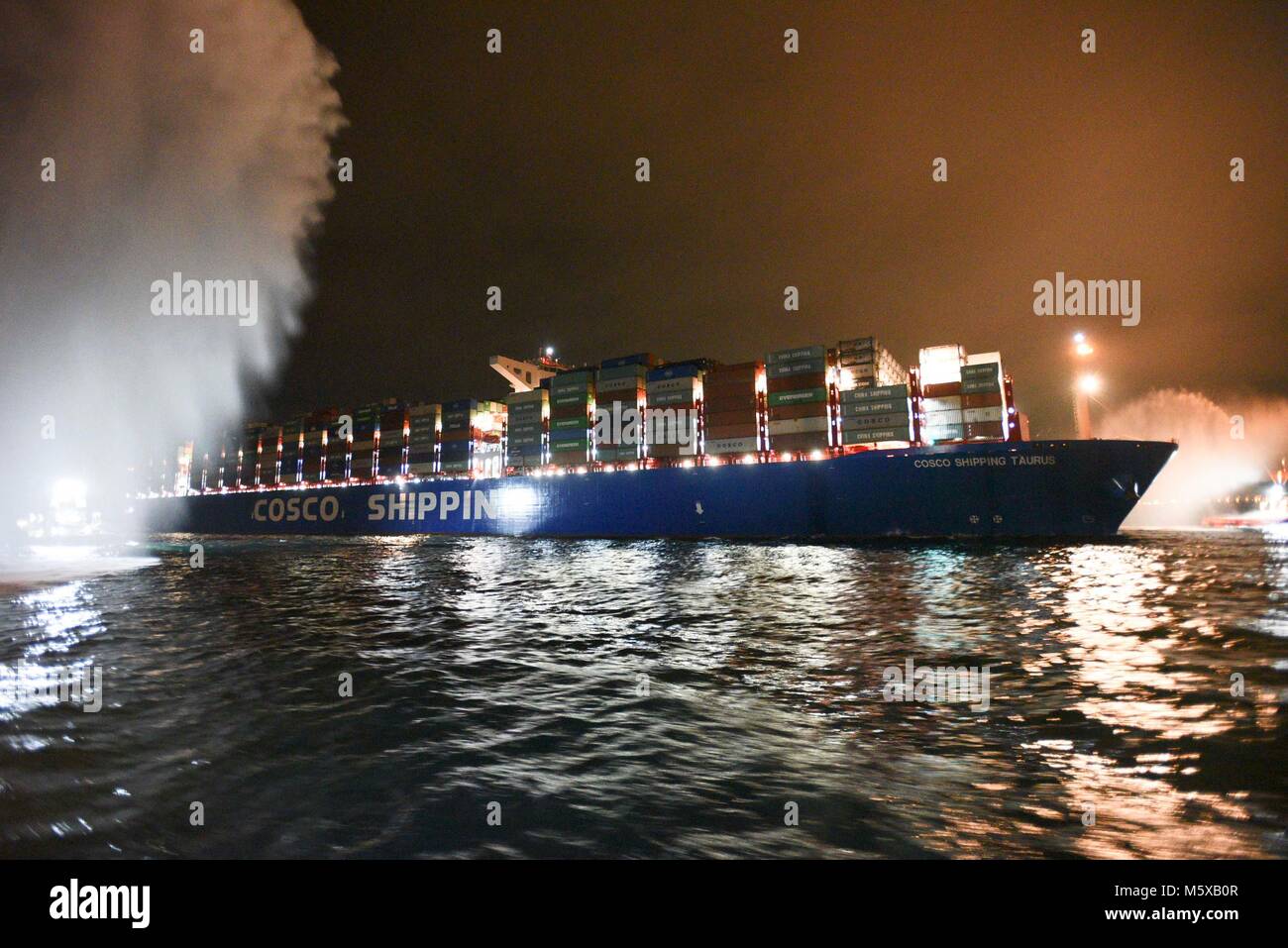 Der Hafen von Piräus. 27 Feb, 2018. China COSCO Versand Taurus in Piräus, Griechenland, Jan. 26, 2018. Der Hafen von Piräus, dem größten Hafen Griechenlands, in eine neue Ära der Behandlung 20.000 plus Twenty-foot Equivalent Unit (TEU) Schiffe, die auf Montag, wenn China COSCO Versand Taurus giga Containerschiff, einer der weltweit größten, hier angedockt. Die 400 m der Stier ist das größte Schiff zu Liegeplatz am Hafen Piräus Container Terminal (PCT), ein neues Kapitel in der Geschichte des Hafens. Quelle: Xinhua/Alamy leben Nachrichten Stockfoto