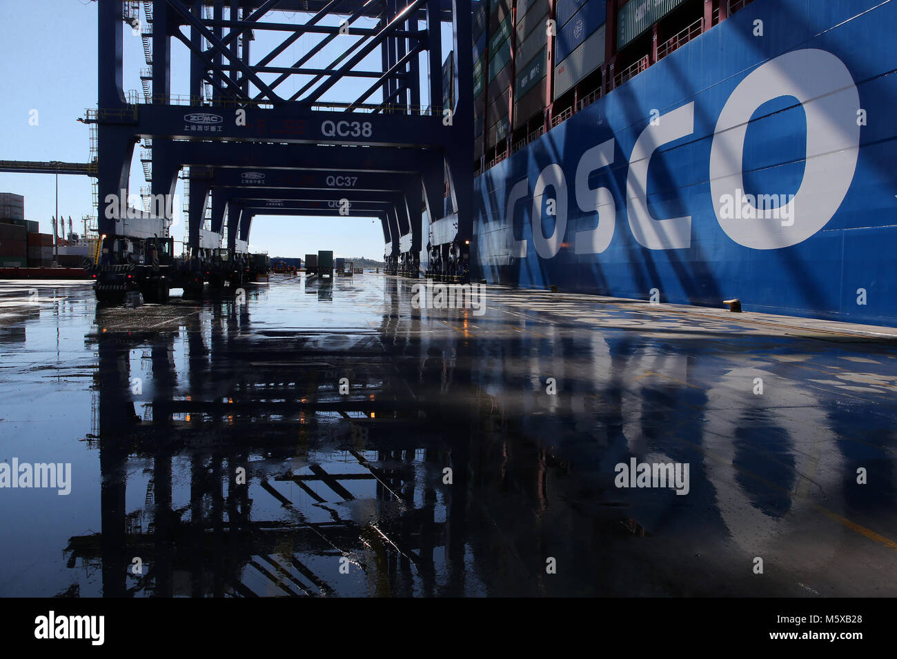 Der Hafen von Piräus, Griechenland. 26 Feb, 2018. China COSCO Versand Taurus Docks am Hafen von Piräus, Griechenland, Jan. 26, 2018. Der Hafen von Piräus, dem größten Hafen Griechenlands, in eine neue Ära der Behandlung 20.000 plus Twenty-foot Equivalent Unit (TEU) Schiffe, die auf Montag, wenn China COSCO Versand Taurus giga Containerschiff, einer der weltweit größten, hier angedockt. Die 400 m der Stier ist das größte Schiff zu Liegeplatz am Hafen Piräus Container Terminal (PCT), ein neues Kapitel in der Geschichte des Hafens. Credit: Marios Lolos/Xinhua/Alamy leben Nachrichten Stockfoto