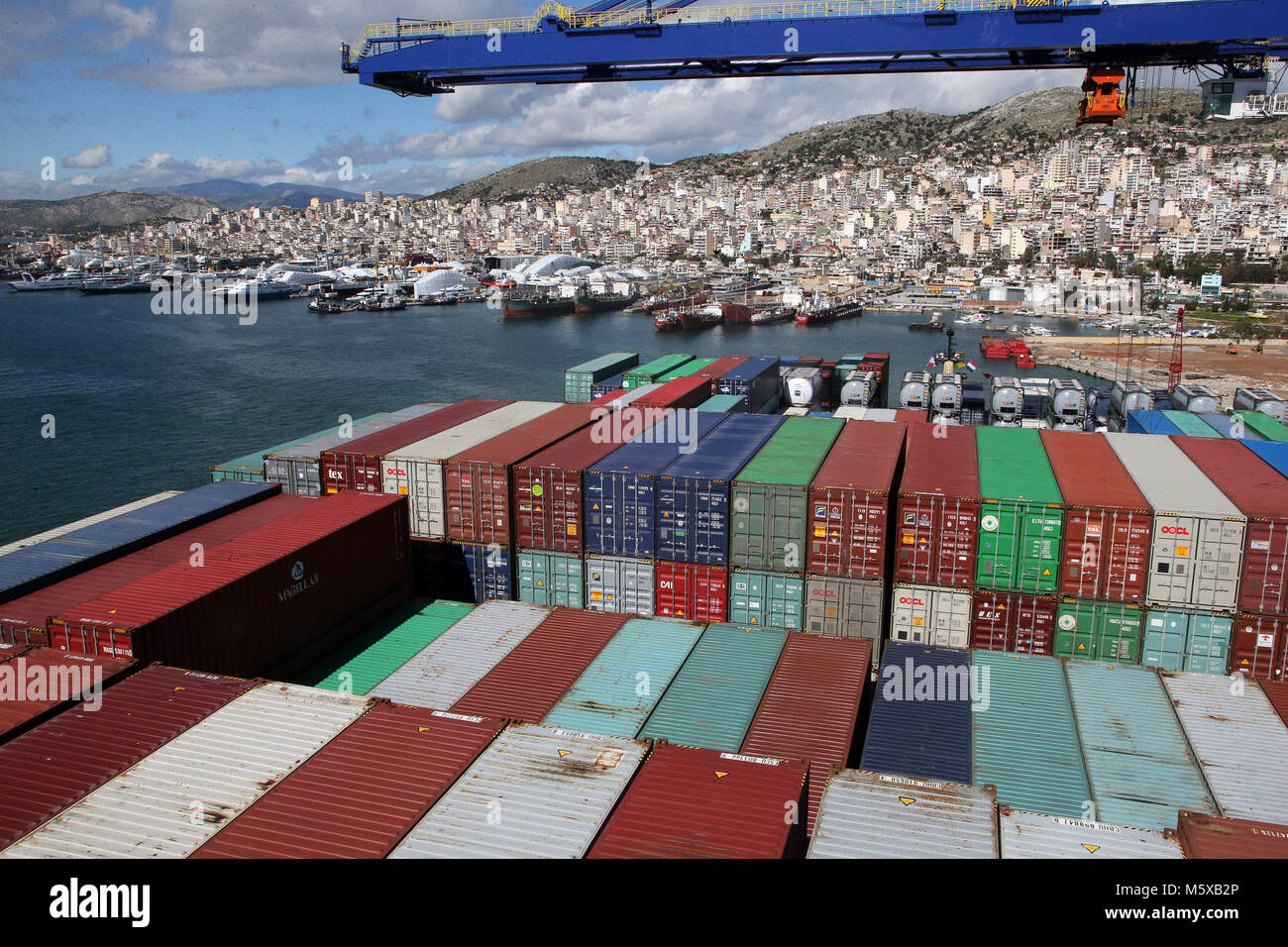 Der Hafen von Piräus, Griechenland. 26 Feb, 2018. Container auf der China COSCO Versand Taurus sind am Hafen von Piräus, Griechenland, Feb.26, 2018 gesehen. Der Hafen von Piräus, dem größten Hafen Griechenlands, in eine neue Ära der Behandlung 20.000 plus Twenty-foot Equivalent Unit (TEU) Schiffe, die auf Montag, wenn China COSCO Versand Taurus giga Containerschiff, einer der weltweit größten, hier angedockt. Die 400 m der Stier ist das größte Schiff zu Liegeplatz am Hafen Piräus Container Terminal (PCT), ein neues Kapitel in der Geschichte des Hafens. Credit: Marios Lolos/Xinhua/Alamy leben Nachrichten Stockfoto