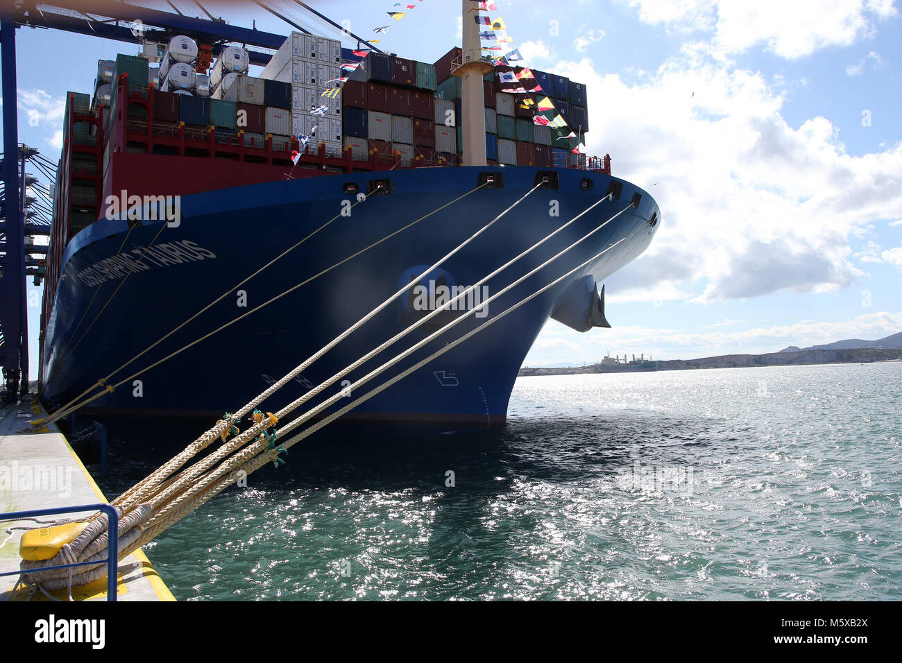 Der Hafen von Piräus, Griechenland. 26 Feb, 2018. China COSCO Versand Taurus Docks am Hafen von Piräus, Griechenland, Jan. 26, 2018. Der Hafen von Piräus, dem größten Hafen Griechenlands, in eine neue Ära der Behandlung 20.000 plus Twenty-foot Equivalent Unit (TEU) Schiffe, die auf Montag, wenn China COSCO Versand Taurus giga Containerschiff, einer der weltweit größten, hier angedockt. Die 400 m der Stier ist das größte Schiff zu Liegeplatz am Hafen Piräus Container Terminal (PCT), ein neues Kapitel in der Geschichte des Hafens. Credit: Marios Lolos/Xinhua/Alamy leben Nachrichten Stockfoto