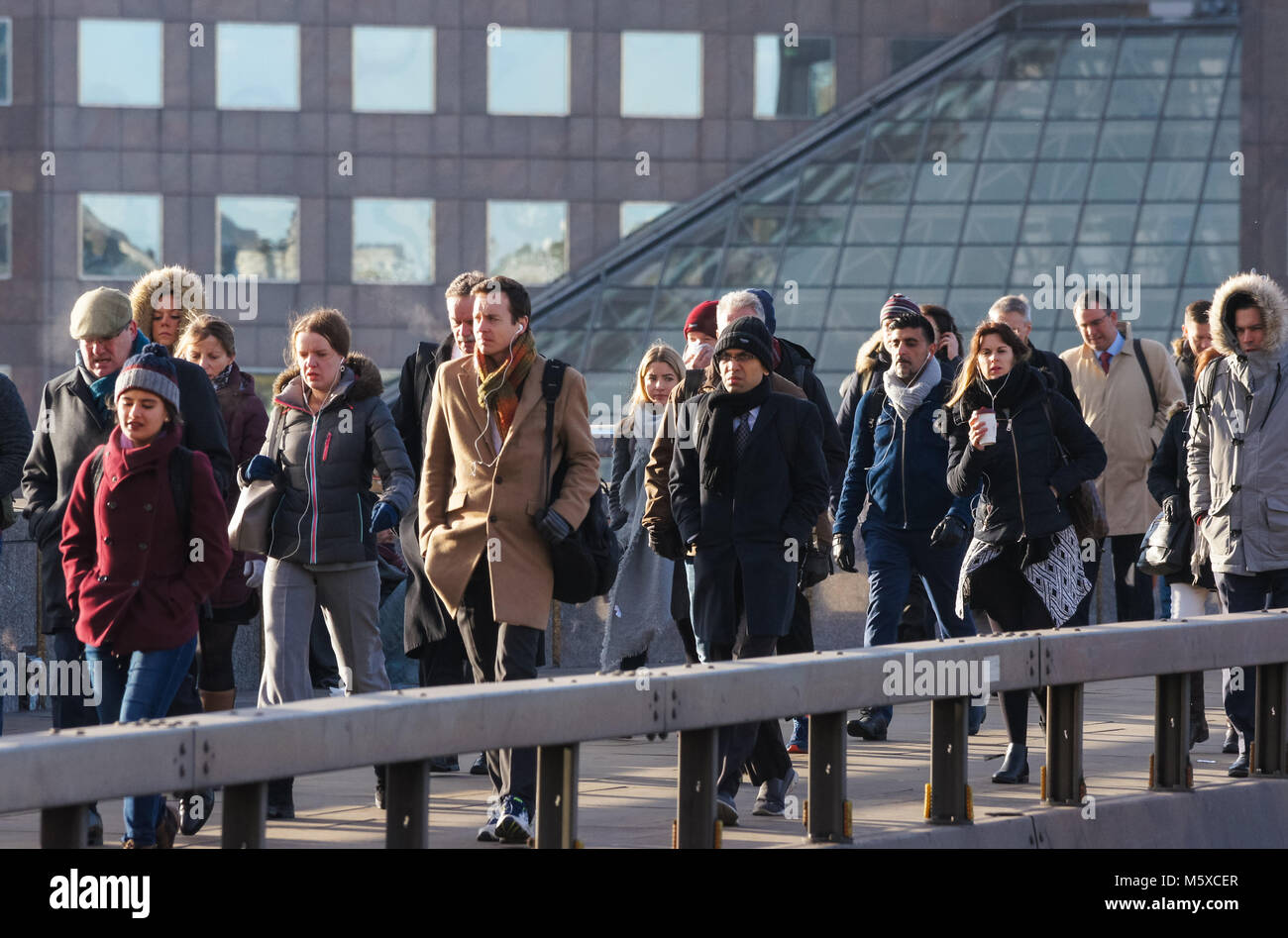 Büroangestellte crossing London Bridge an einem kalten Wintermorgen, London, England, Vereinigtes Königreich, Großbritannien Stockfoto