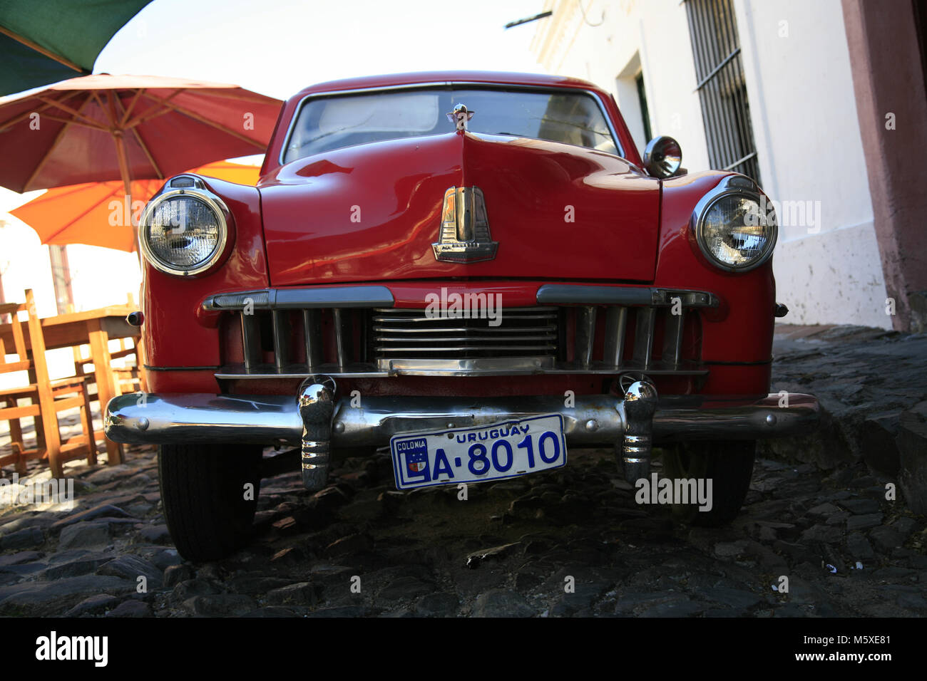 Classic cars Linie die gepflasterten Straßen von Coloina Del Sacramento in Uruguay. Die malerische Stadt, die zum Weltkulturerbe der UNESCO und ist ein beliebter des Stockfoto
