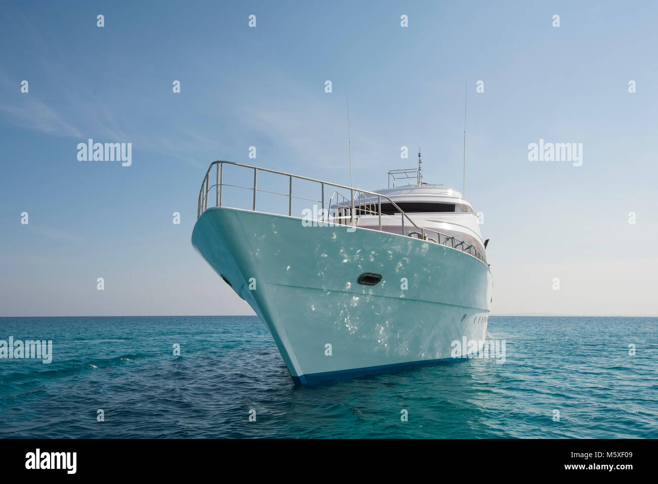 Eine luxuriöse private Motoryacht im Gange auf tropischen Meer mit Bugwelle Stockfoto