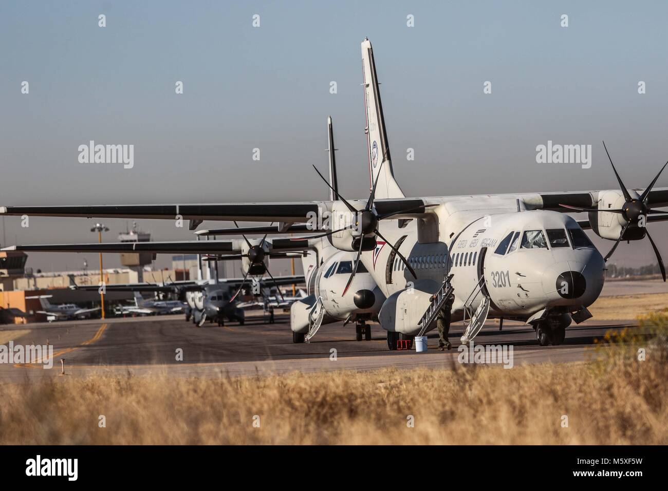 Verschiedene militärische Flugzeuge an Hermosillo aus verschiedenen Teilen der Republik kommen, bis zum Abschluss der 72. Jahrestag der Luftwaffe Stockfoto