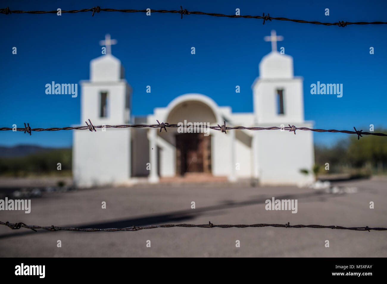 Weiße Kirche El Valle Dorf, in der Gemeinde von Cumpas und los Hoyos. Der Ort ist Teil der Sierra Route in Sonora, Mexiko. Zaun, Belagerung, Prongs Stockfoto