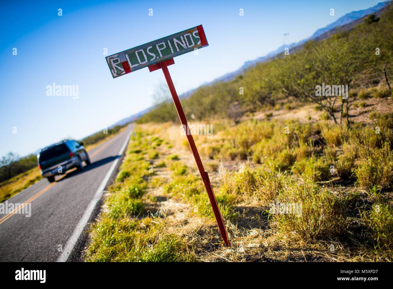 Letrero del Rancho Los Pinos, sobre la Carretera estatal rumbo a Cumpas y Moctezuma de Sonora Mexiko. pclaves: Monte, ländlich, nomenclatura, Pasto, p Stockfoto