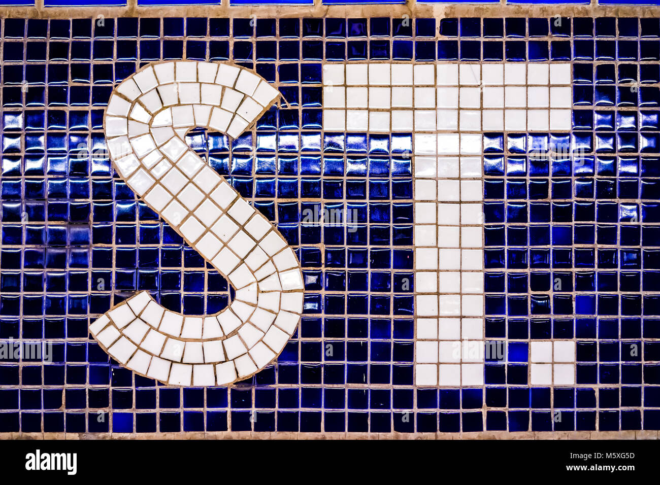 Nahaufnahme des abgekürzten Street st unterzeichnen, in Violett Blau bunte Fliese Muster Hintergrund in New York City NYC U-Bahn Station Stockfoto