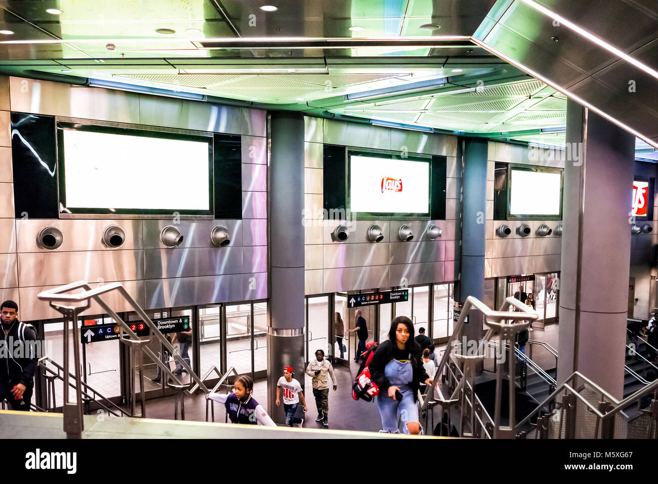 New York City, USA - 28. Oktober 2017: Moderne Fulton Street NYC U-Bahn Station in der Innenstadt von Innen mit Transfer Treppe, Treppen, Stufen zu übertragen. Stockfoto