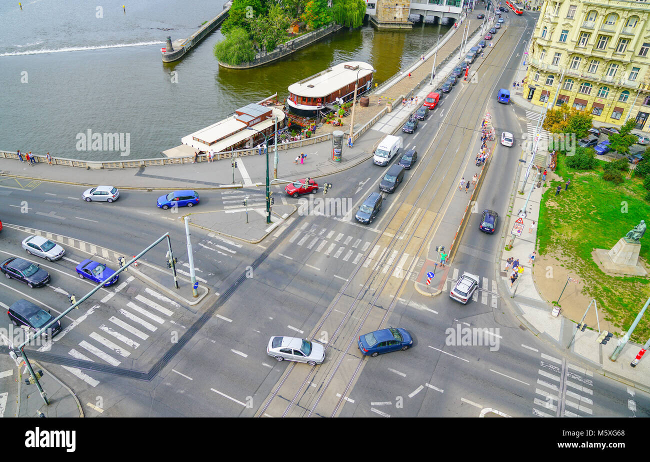 In PRAG IN DER TSCHECHISCHEN REPUBLIK - 1. September 2017, der wichtigsten Stadt Schnittpunkt mit der Fahrzeuge, mehrere Zebrastreifen, traditionelles mehrstöckiges Europäischen Stockfoto