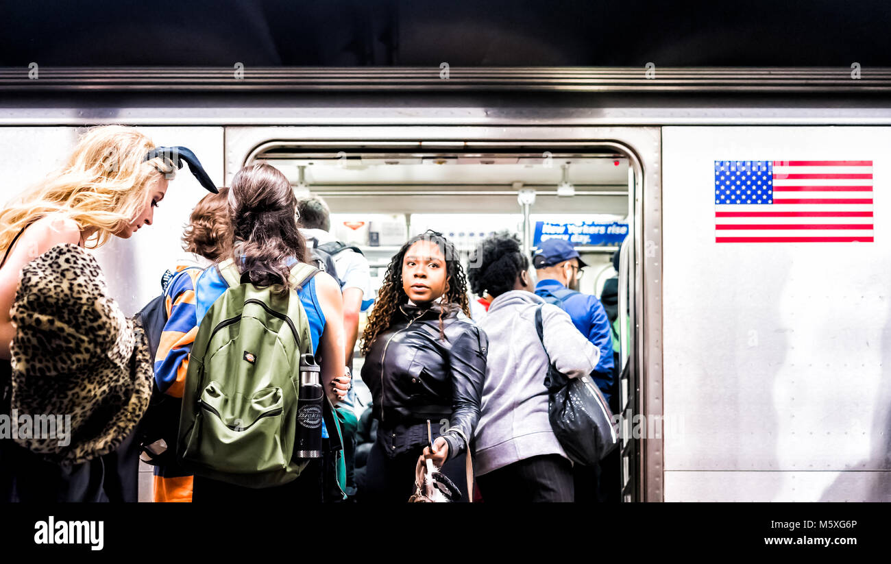 New York City, USA - Oktober 28, 2017: Die Menschen in der U-Plattform Transit in NYC U-Bahn Station auf der Fahrt mit dem Zug, Menschen zusammengepfercht Masse mit o Stockfoto
